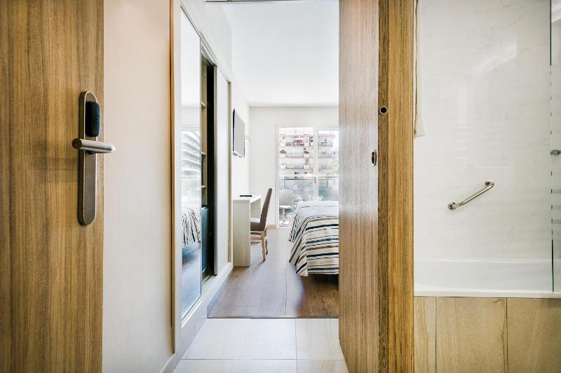 Twin Room (2 Adults) image 2