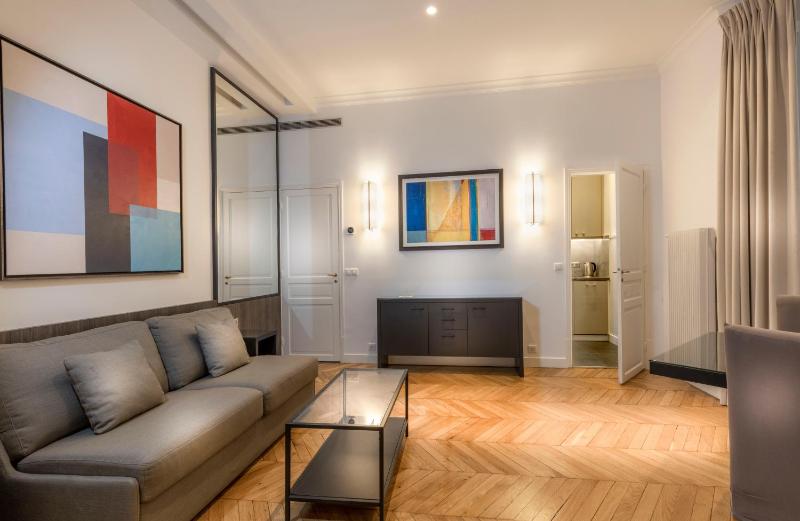 Classic One-Bedroom Apartment - Courtyard View image 4