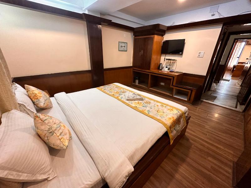 Hotel Gajraj Near M G Marg - image 13