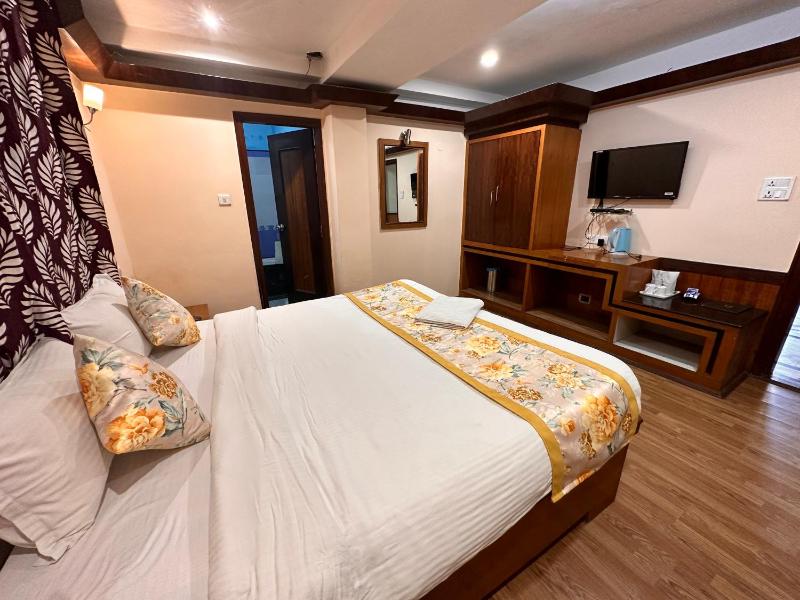 Hotel Gajraj Near M G Marg - image 3