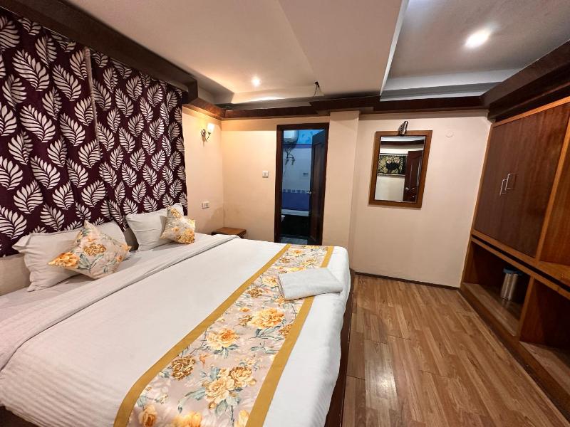 Hotel Gajraj Near M G Marg - image 9