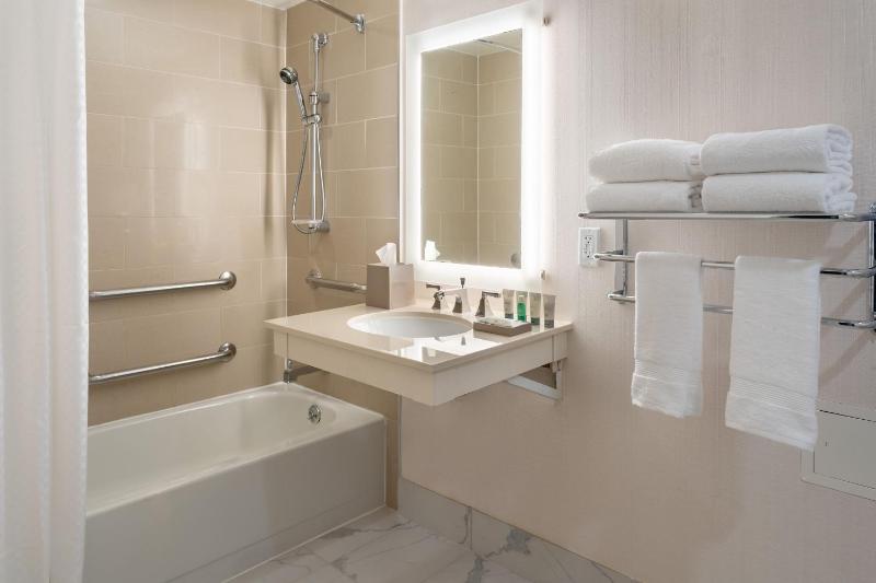 Traditional King Room with Adapted Tub - Mobility and Hearing Accessible image 3
