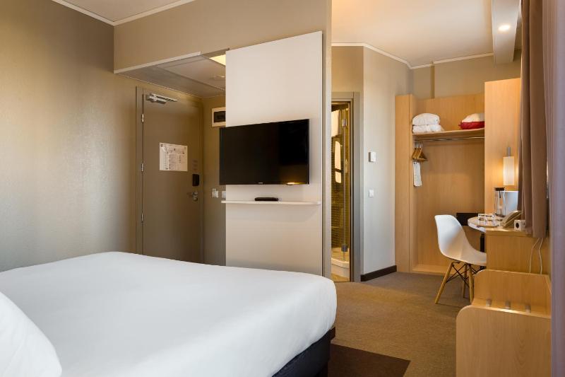 Premium Double Room image 3