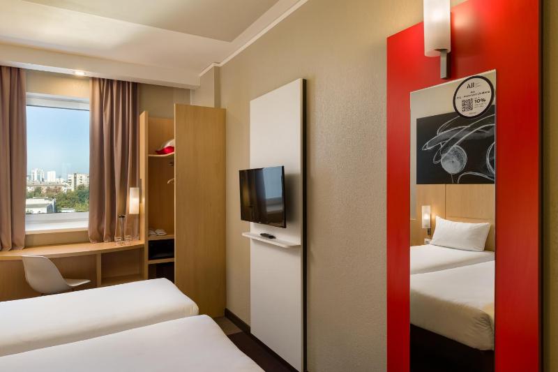 Standard Twin Room image 1