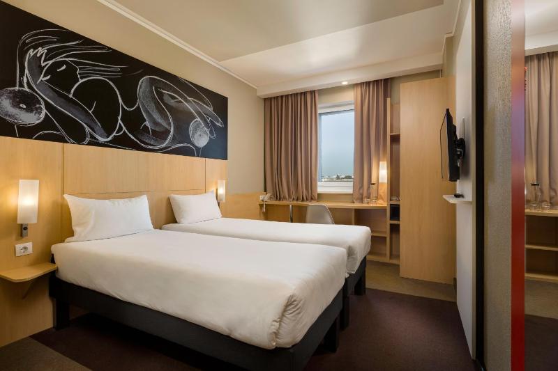 Standard Twin Room image 4