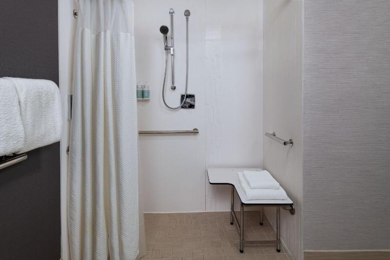 Queen Room with Two Queen Beds - Hearing Accessible image 3