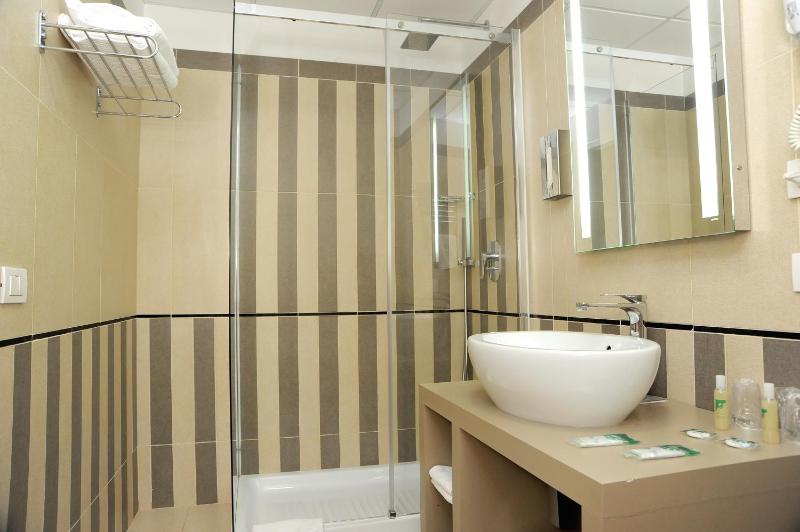 Deluxe Double or Twin Room image 2