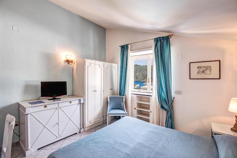 Deluxe Double or Twin Room with Sea View image 3