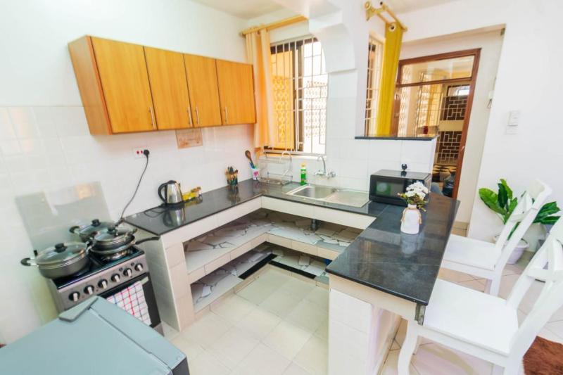 Executive 1 bedroom Queensize bed/hot shower/fast Wi-fi - image 2