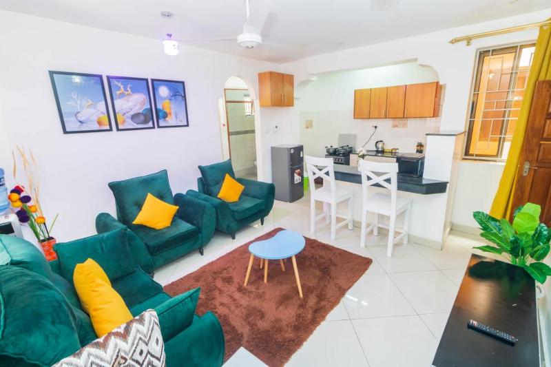 Executive 1 bedroom Queensize bed/hot shower/fast Wi-fi - image 3