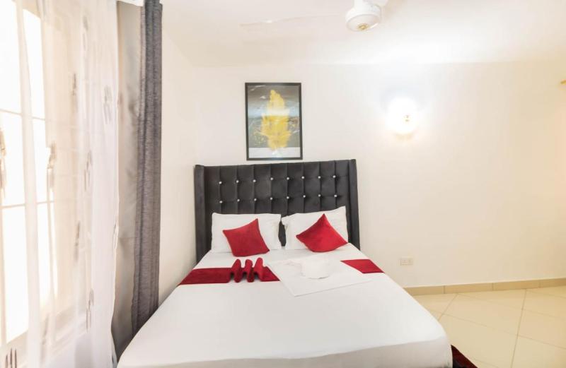 Executive 1 bedroom Queensize bed/hot shower/fast Wi-fi - image 10