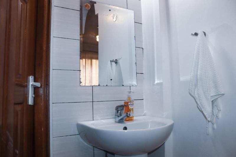 Executive 1 bedroom Queensize bed/hot shower/fast Wi-fi - image 8