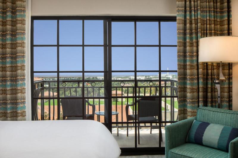 Traditional, Guest room, 2 King, Balcony image 1
