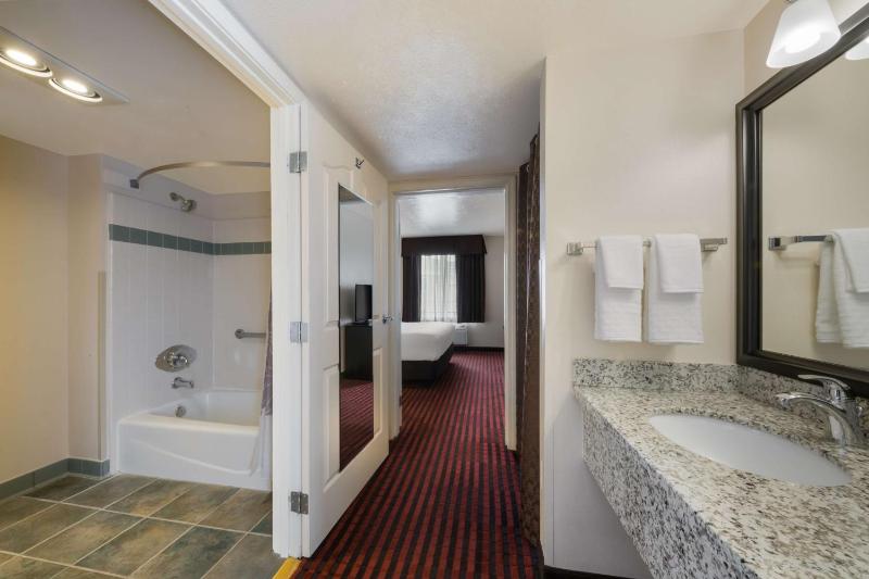 King Suite - Non-Smoking image 4