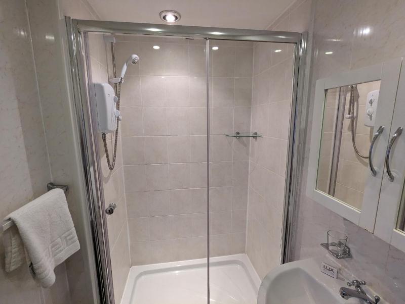 Double Room with Private Bathroom image 3