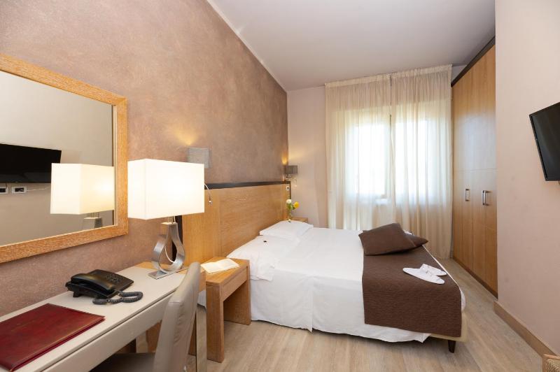 Double Room image 4