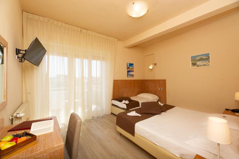 Triple Room image 1