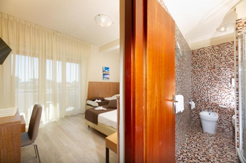 Triple Room image 3
