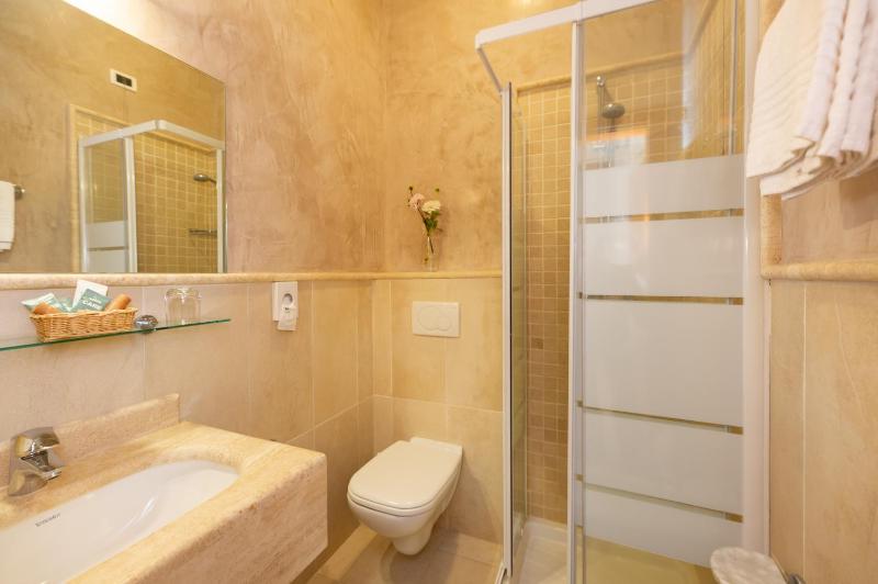 Double Room image 3