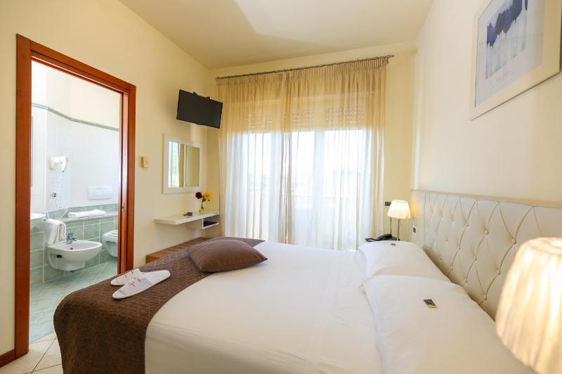 Twin Room image 1