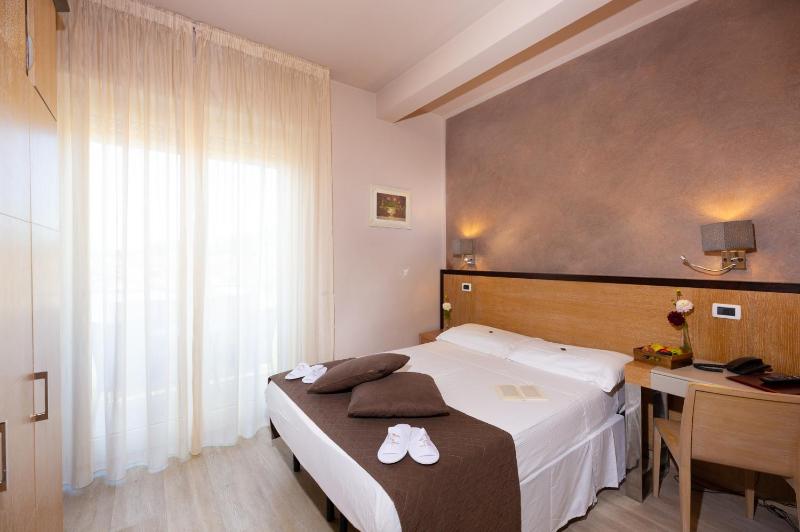 Twin Room image 3