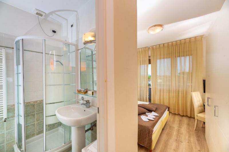 Double Room with Balcony image 2