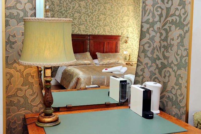 Large Double or Twin Room with Garden View image 3