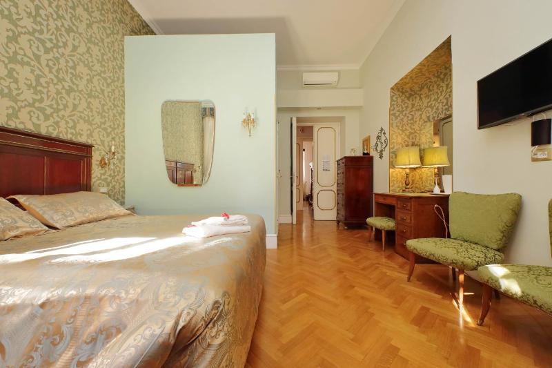 Large Double or Twin Room with Garden View image 4