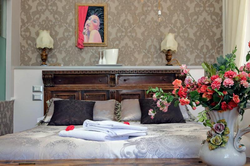 Deluxe Double or Twin Room with City View image 4