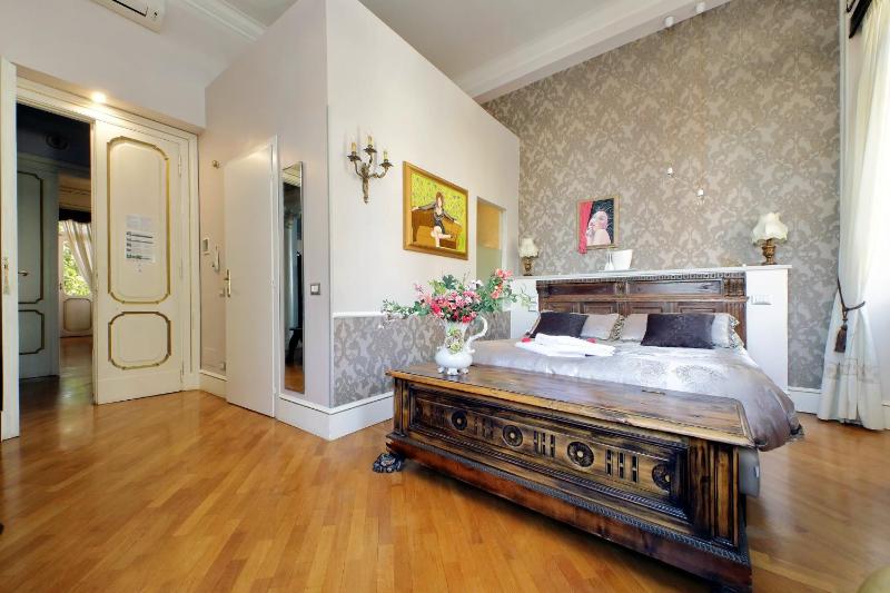 Deluxe Double or Twin Room with City View image 3