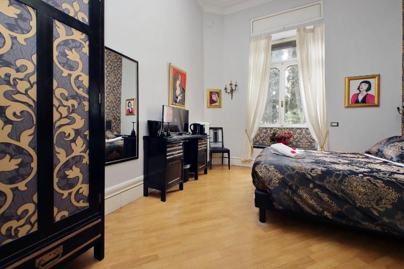 Standard Double Room image 3