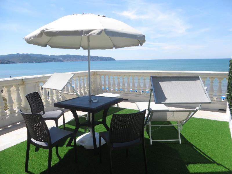 Triple Room with Sea View image 4