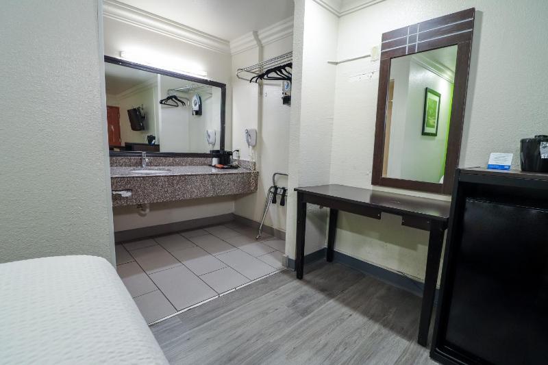 King Room - Accessible/Non-Smoking image 3
