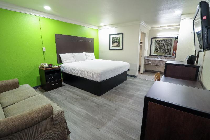 King Room - Non-Smoking image 3
