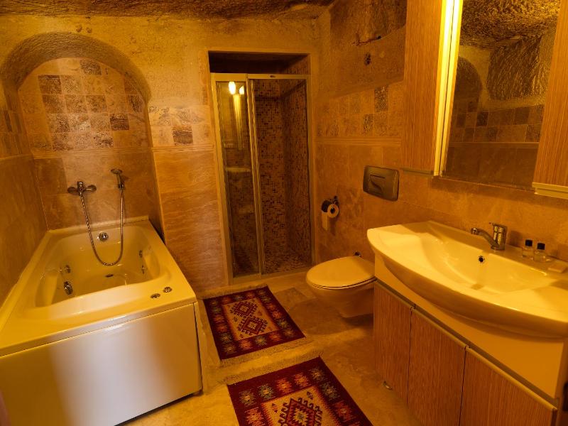 Deluxe Cave Suite image 4