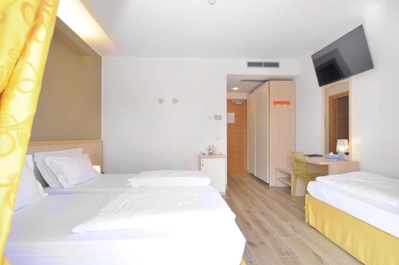 Triple Room with Balcony image 4