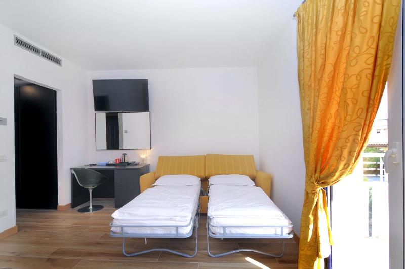 Quadruple Room with Balcony image 3