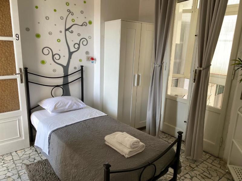 Single Room with Bathroom image 3