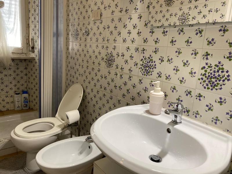Single Room with Bathroom image 4