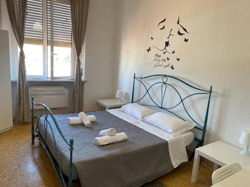 Single Room with Shared Bathroom image 4