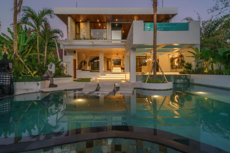 Casa Infinito - Resort Style 8 Bedroom Villa in Canggu - image 3