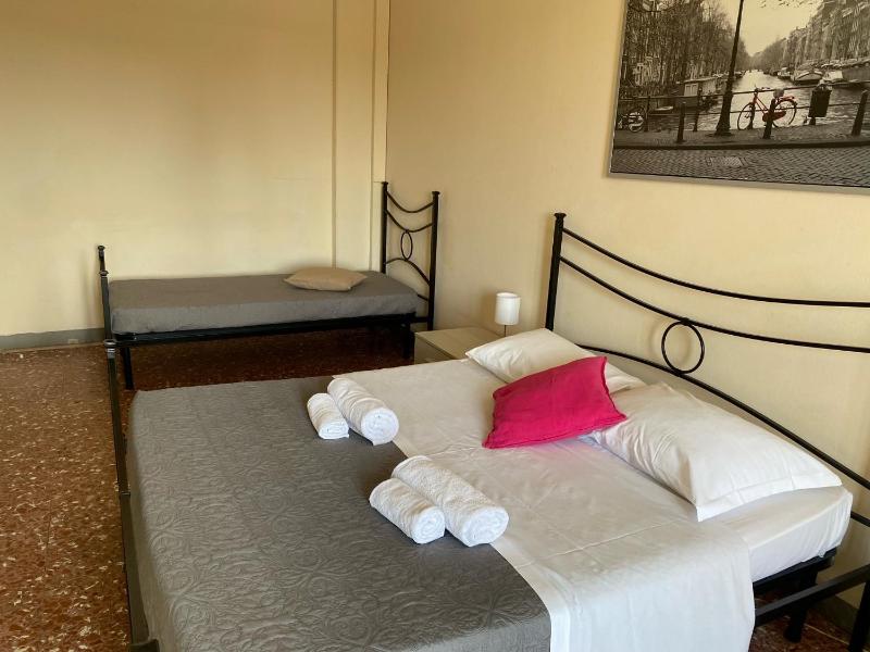 Triple Room with Balcony, Shared Bathroom and River View image 1