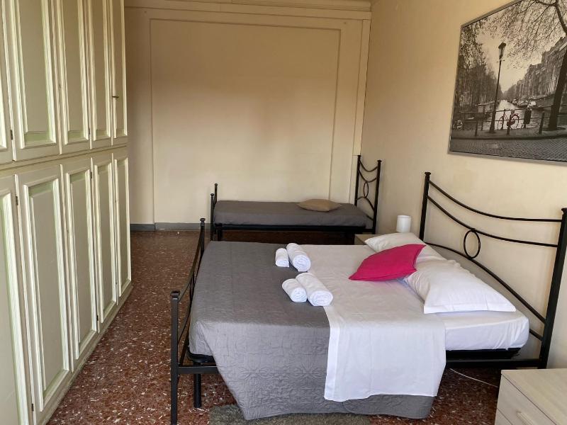 Double Room with Balcony, Shared Bathroom and River View image 1
