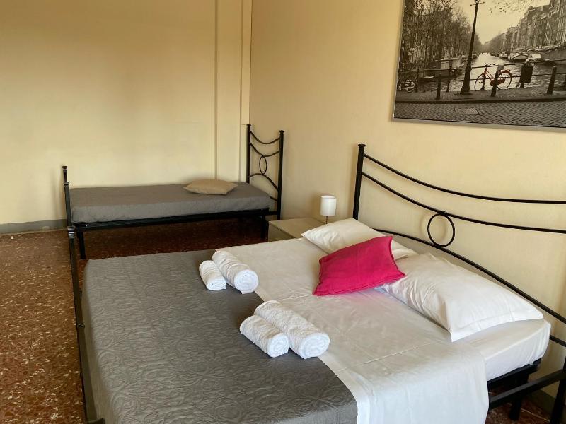 Double Room with Shared Bathroom image 2