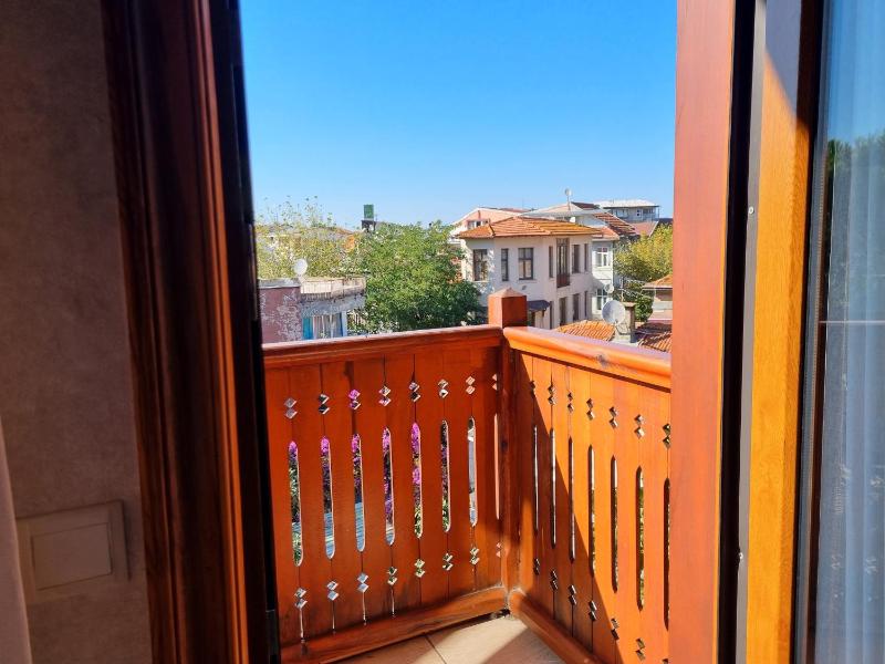 Double Room with Balcony image 4