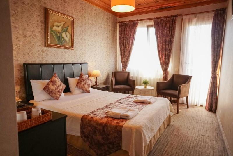 Double Room with Balcony image 3