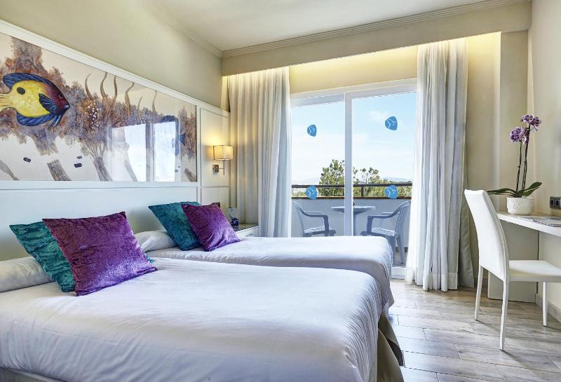 Double or Twin Room image 4