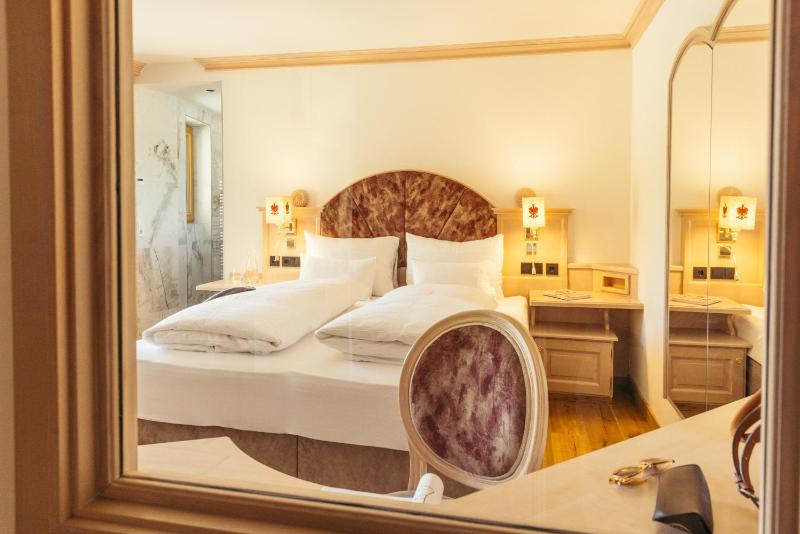 Deluxe Double Room image 2