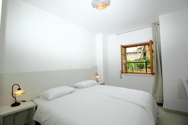 One-Bedroom Apartment with Terrace and Garden View image 4