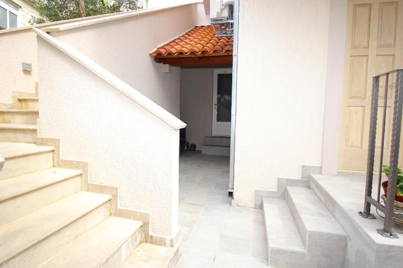 Two-Bedroom Apartment with Garden View image 2